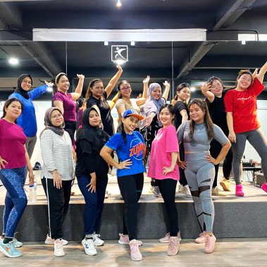 Foto bersama para member setelah selesai kelas Zumba di BisaFitness, menampilkan suasana ceria dan penuh energi di ruang studio yang bersih dan luas. Kegiatan ini mencerminkan komunitas olahraga yang positif dan ramah bagi pemula. BisaFitness adalah gym dan fitness center di Batam yang ramah pemula, bersih, dan affordable, dengan dua cabang terdekat di Tiban dan Batam Center.