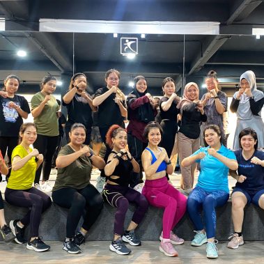 Foto bersama para member setelah selesai kelas Body Combat di BisaFitness, menampilkan suasana penuh semangat dan energi di ruang studio yang bersih dan luas. Para peserta tersenyum bangga setelah mengikuti sesi latihan intens yang melatih kekuatan dan daya tahan tubuh. BisaFitness adalah gym dan fitness center di Batam yang ramah pemula, bersih, dan affordable, dengan dua cabang terdekat di Tiban dan Batam Center.