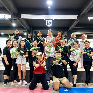 Foto bersama para member setelah selesai kelas Pound Fit di BisaFitness, menampilkan ekspresi ceria dan penuh energi di ruang studio yang bersih dan luas. Para peserta membawa ripstix khas Pound Fit sebagai simbol semangat setelah latihan kardio yang menyenangkan. BisaFitness adalah gym dan fitness center di Batam yang ramah pemula, bersih, dan affordable, dengan dua cabang terdekat di Tiban dan Batam Center.