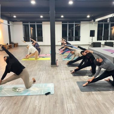 Suasana kelas Yoga di BisaFitness Batam. Gym dan Fitness Center yang ramah pemula, bersih dan affordable, dengan dua lokasi terdekat di Tiban dan Batam Center.