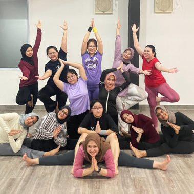 Foto kelompok peserta kelas yoga di BisaFitness yang berpose bersama dengan formasi kreatif dan ekspresi ceria di ruang studio bersih dan luas. Aktivitas ini menunjukkan suasana komunitas yang positif dan menyenangkan bagi pemula yang ingin mulai berolahraga. BisaFitness adalah gym dan fitness center di Batam yang ramah pemula, bersih, dan affordable, dengan dua cabang terdekat di Tiban dan Batam Center.