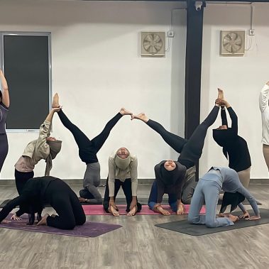 Foto kelompok peserta kelas yoga di BisaFitness yang sedang melakukan berbagai pose yoga dengan formasi kreatif di ruang studio yang bersih dan luas. Kegiatan ini menunjukkan suasana latihan yang positif, fokus, dan menyenangkan bagi semua level peserta. BisaFitness adalah gym dan fitness center di Batam yang ramah pemula, bersih, dan affordable, dengan dua cabang terdekat di Tiban dan Batam Center.