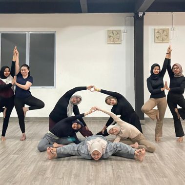 eserta kelas yoga di BisaFitness berpose bersama dengan formasi harmonis dan ekspresi ceria setelah sesi latihan di studio yang bersih dan luas. Aktivitas ini mencerminkan suasana komunitas yang positif dan mendukung bagi pemula yang ingin memulai gaya hidup sehat. BisaFitness adalah gym dan fitness center di Batam yang ramah pemula, bersih, dan affordable, dengan dua cabang terdekat di Tiban dan Batam Center.