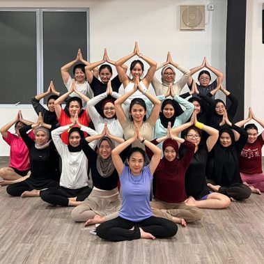 Foto peserta kelas yoga di BisaFitness berpose membentuk formasi piramida dengan tangan dalam posisi namaste, menampilkan kebersamaan dan semangat positif di ruang studio yang bersih dan luas. Kegiatan ini mencerminkan suasana latihan yang menyenangkan dan mendukung bagi pemula. BisaFitness adalah gym dan fitness center di Batam yang ramah pemula, bersih, dan affordable, dengan dua cabang terdekat di Tiban dan Batam Center.