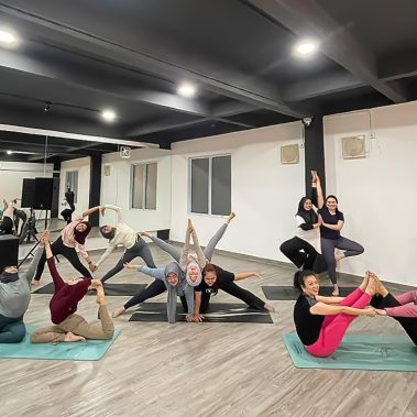Foto bersama para member di kelas yoga BisaFitness menampilkan berbagai pose pasangan dengan ekspresi ceria dan penuh semangat. Kegiatan berlangsung di studio yoga yang bersih, luas, dan nyaman. BisaFitness adalah gym dan fitness center di Batam yang ramah pemula, bersih, dan affordable, dengan dua cabang terdekat di Tiban dan Batam Center.