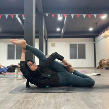 Seorang member wanita sedang melakukan pose yoga tingkat lanjut di studio BISA Fitness dengan fokus dan keseimbangan sempurna. Kelas berlangsung di ruangan yang bersih, luas, dan nyaman. BISA Fitness adalah gym dan fitness center di Batam yang ramah pemula, bersih, dan affordable, dengan dua cabang terdekat di Tiban dan Batam Center.