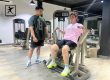 Seorang personal trainer di BisaFitness, gym di Batam, sedang melatih membernya menggunakan Chest Press Machine untuk melatih otot dada. Dengan perhatian penuh, trainer memberikan instruksi dan memastikan member melakukan gerakan dengan teknik yang tepat untuk memaksimalkan hasil latihan. BisaFitness dilengkapi dengan fasilitas modern untuk mendukung berbagai program pelatihan kekuatan dan kebugaran.