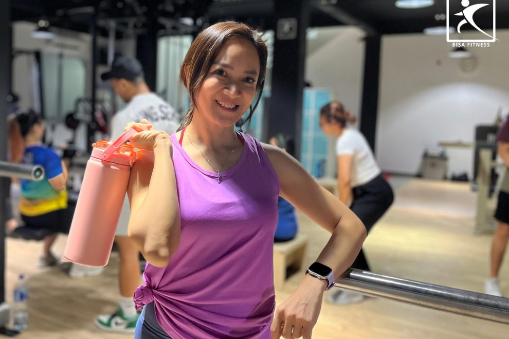 Member BISA Fitness Batam selesai berolahraga dengan suasana santai di gym yang bersih dan ramah pemula, cocok untuk pekerja muda di Tiban dan Batam Center.