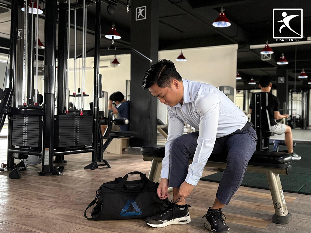 Member BISA Fitness di Batam bersiap latihan sepulang kerja di gym yang ramah pemula, bersih, dan affordable dengan dua cabang terdekat di Tiban dan Batam Center.