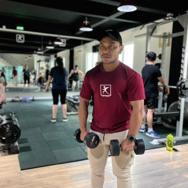Suasana gym BisaFitness, fitness center di Batam dengan cabang di Tiban dan Batam Center yang ramah pemula, affordable, dan selalu bersih, menampilkan member berlatih dengan nyaman.