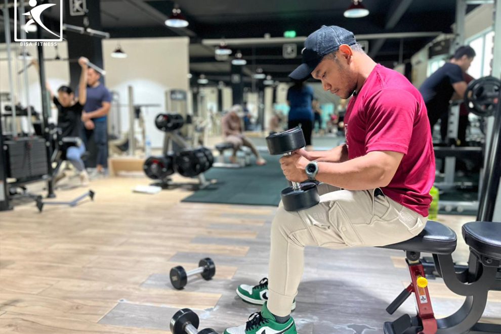 Suasana gym BisaFitness, fitness center di Batam dengan cabang di Tiban dan Batam Center yang ramah pemula, affordable, dan selalu bersih, menampilkan member berlatih dengan nyaman.