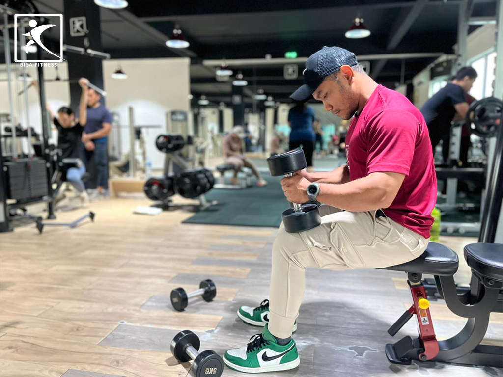 Suasana gym BisaFitness, fitness center di Batam dengan cabang di Tiban dan Batam Center yang ramah pemula, affordable, dan selalu bersih, menampilkan member berlatih dengan nyaman.