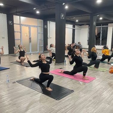 Peserta kelas yoga di BISA Fitness Batam Center melakukan pose dengan penuh semangat mengenakan kostum Halloween. Suasana kelas terlihat hangat dan menyenangkan di gym yang bersih dan ramah pemula, BISA Fitness, fitness center terdekat di Tiban dan Batam Center yang affordable dan nyaman.