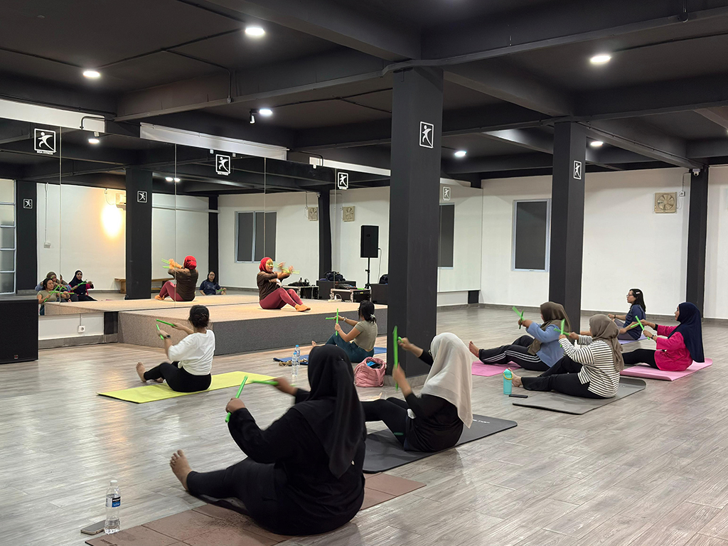 Kelas Poundfit di BISA Fitness Batam Center dengan peserta yang penuh energi, menggambarkan gym dan fitness center di Batam yang fun, bersih, dan ramah untuk pemula.