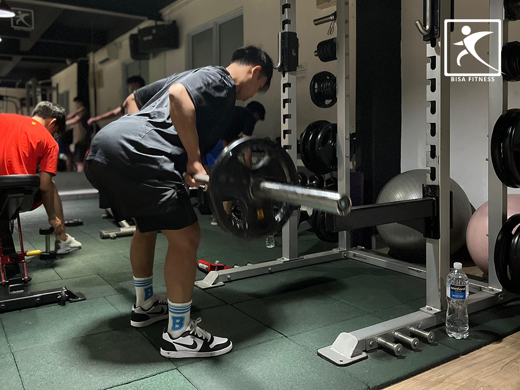 Member is training using a barbell in Bisa Fitness Batam Center branch