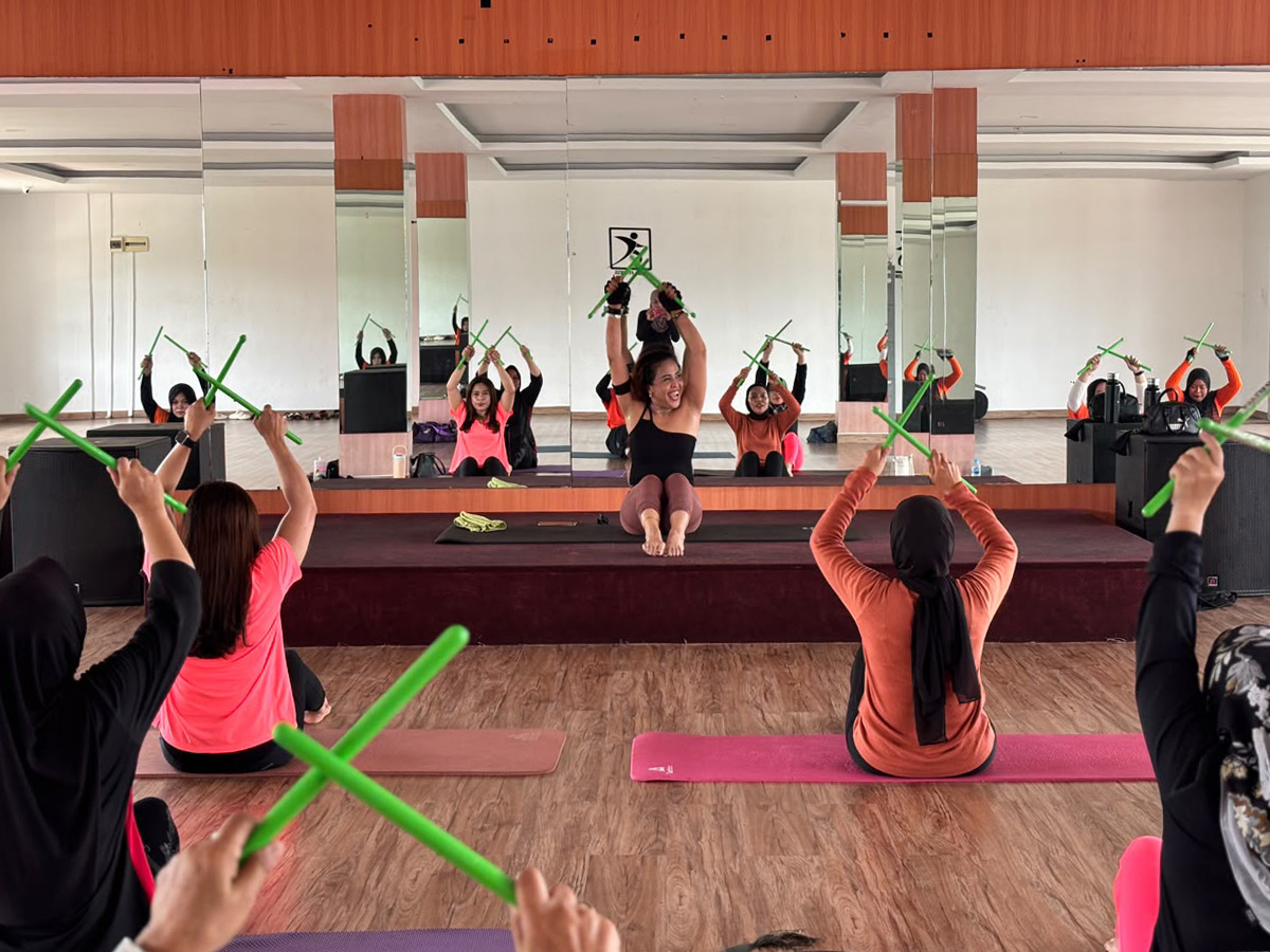 Member yang bersemangat mengikuti kelas Poundfit di BisaFitness Tiban.