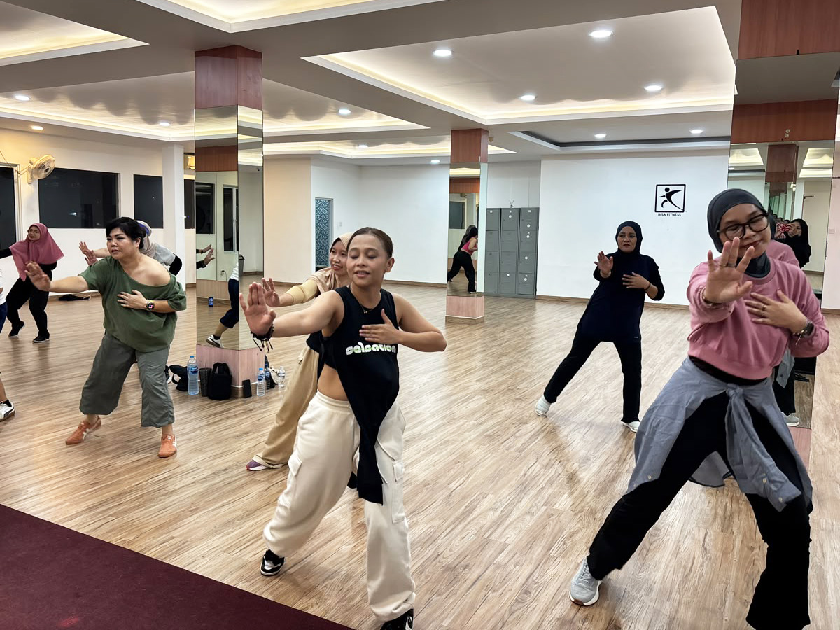 Members participating in Salsation class in BisaFitness Tiban