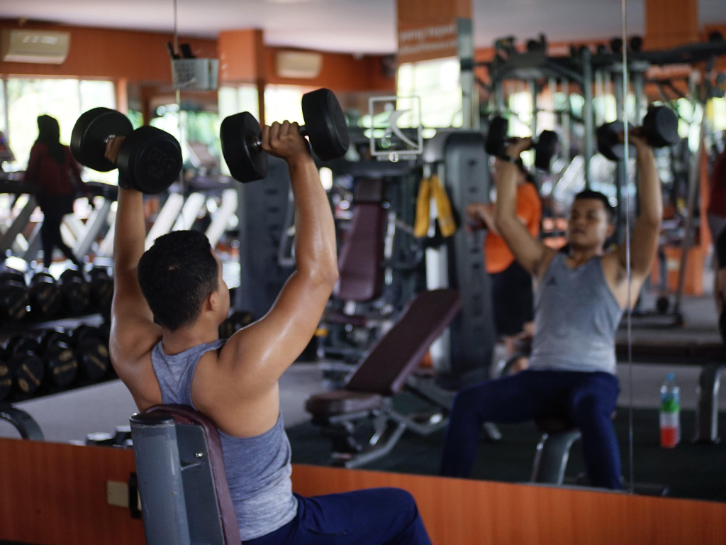 Member trains using dumbell in Bisa Fitness Tiban branch